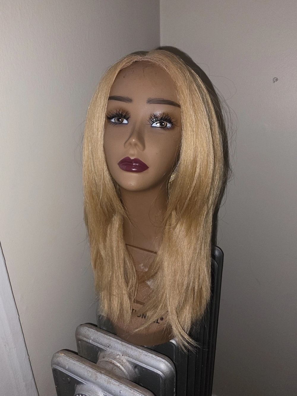 ☆Blonde Straight Layered Women's Wig - Natural Light Blonde☆ - Picture 4 of 6